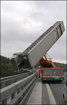 Aufbau No2: Die Plattform wird mit dem Ausleger �ber das Gel�nder gefahren...