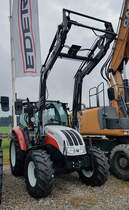 =Steyr 4065 steht in der Ausstellung von Landtechnik EDER, 06-2022