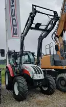 =Steyr 4065 steht in der Ausstellung von Landtechnik EDER, 06-2022