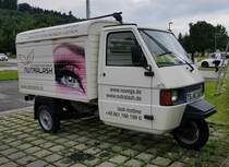 =Ape als Werbeträger für NUTRALASH steht im Juni 202 in Bernau