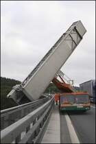 Aufbau No2/3: Der Arm hat seine Endstellung fast erreicht. Anschlie�end wird die Plattform B�hne nach vorne geklappt.