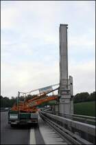 Endstellung: Das Br�ckenuntersichtger�t mit Arbeitsplattform UB20(?) hat eine Horizontale Reichweite von 20,00 m und eine Absenktiefe von 11,30 m. (12.05.2009)
