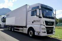 Ein MAN Kastenaufbau von Lagerhaus Lohn am 26.6.22 beim Trucker Festival Interlaken.
