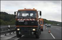 W�hrend der Br�ckenkontrollen wird dieser alte Mercedes 1831 als  Schutz  vor dem Kontrollger�t verwendet.
