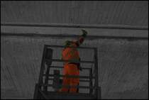 Br�ckenkontrolle... Die Br�cken werden auf Sch�den z.B Abplanzungen untersucht. Dies erfolgt durch abklopfen mit einem Hammer. Wie die Kontrolle ausgef�hrt wird, kann man hier sehen.
(Kollege hat mich w�hrend der Arbeit abgelichtet ->Danke daf�r).