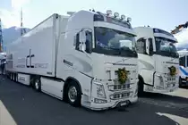 Zwei Volvo Sattelschlepper von Krummen Kerzers am 26.6.22 beim Trucker Festival Interlaken.