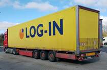 =MB Actros-Sattelzug von LOG-IN CZ steht zur Rast auf einem Parkplatz an der A 7 im April 2022