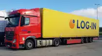 =MB Actros-Sattelzug von LOG-IN CZ steht zur Rast auf einem Parkplatz an der A 7 im April 2022