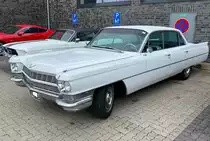 Cadillac Series 62 six window Sedan aus dem Jahr 1964 im Farbton aspen white. Im Modelljahr 1964 bekamen alle Cadillacs den sogenannten  Doppeldecker-Kühlergrill . Alles Modelle dieses Jahrganges waren mit einem neu entwickelten V8-Motor ausgerüstet, der aus einem Hubraum von 7030 cm³ 340 PS leistet. Für das Vergnügen, einen solchen Cadillac sein Eigen zu nennen, musste man mindestens US$ 5191,00 auf die Theke des Cadillac-Dealers legen. US-Cartreffen am Creativ-Quartier-Fürst-Leopold in Dorsten am 10.07.2022.