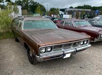 Dodge Polara Station Wagon im Farbton dark bronce aus dem Modelljahr 1969. Im Jahr 1969 war die Modellreihe Polara das Basismodell in der Produktpalette der Chrysler-Division Dodge. Darüber rangierten der Polara 500 und als Topmodell der Monaco. Das Auto war mit folgenden Motorisierungen lieferbar: Sechszylinderreihenmotor mit 225 cui/145 PS, sowie folgenden V8-Motoren: 318 cui/230 PS, 383 cui/290 PS oder 330 PS oder 335 PS, 426 cui/425 PS oder gar 440 cui mit 350 PS oder 375 PS. US-Cartreffen am Creativ-Quartier-Fürst-Leopold in Dorsten am 10.07.2022.