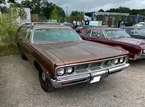 Dodge Polara Station Wagon im Farbton dark bronce aus dem Modelljahr 1969. Im Jahr 1969 war die Modellreihe Polara das Basismodell in der Produktpalette der Chrysler-Division Dodge. Darüber rangierten der Polara 500 und als Topmodell der Monaco. Das Auto war mit folgenden Motorisierungen lieferbar: Sechszylinderreihenmotor mit 225 cui/145 PS, sowie folgenden V8-Motoren: 318 cui/230 PS, 383 cui/290 PS oder 330 PS oder 335 PS, 426 cui/425 PS oder gar 440 cui mit 350 PS oder 375 PS. US-Cartreffen am Creativ-Quartier-Fürst-Leopold in Dorsten am 10.07.2022.
