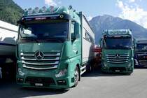 Zwei Actros Pritschen von Gisler am 26.6.22 beim Trucker Festival Interlaken.