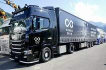 Scania Sattelschlepper von Planzer mit dem Schwinger Curdin Orlik drauf am 26.6.22 beim Trucker Festival Interlaken.