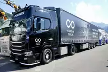 Scania Sattelschlepper von Planzer mit dem Schwinger Curdin Orlik drauf am 26.6.22 beim Trucker Festival Interlaken.