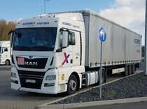 =MAN-Sattelzug der polnischen Spedition KOIMEX steht zur Fahrerpause auf einem Parkplatz an der A 7 im April 2022