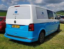=VW T6 des niederländischen Unternehmens  VB air suspension , abgestellt auf dem Parkplatzgelände der RettMobil 2022 in Fulda, 05-2022