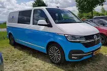 =VW T6 des niederländischen Unternehmens  VB air suspension , abgestellt auf dem Parkplatzgelände der RettMobil 2022 in Fulda, 05-2022