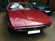 Maserati Ghibli 4.9 SS Coupe, gebaut von 1966 bis 1973. Der Ghibli ist nach einem Wüstenwind in der Sahara benannt. Das Sport-Coupe konnte wahlweise mit zwei verschiedenen V8-Motoren bestellt werden: 4.7l Hubraum mit einer Leistung von 310 PS oder 4930 cm³ Hubraum mit einer Leistung von 335 PS. Die Höchstgeschwindigkeiten lagen bei 280 km/h bzw. 290 km/h. Insgesamt wurden 1.124 Coupe- und 125 Ghibli Cabriolets produziert. Der gezeigte Ghibli hat übrigens bei seiner Auslieferung in München im Jahr 1972 DM 81.779,25 gekostet. Classic Remise Düsseldorf am 12.07.2022.