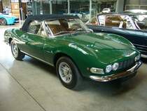 Fiat Dino Spider, wie er in den Jahren von 1966 bis 1972 produziert wurde. Die Motorentechnik dieses Modelles stammt von Ferrari. Die Typbezeichnung Dino ist eine Hommage an den, im Alter von nur 24 Jahren, verstorbenen Alfredino  Dino  Ferrari. Anfänglich hatte der V6-Motor einen Hubraum von 1988 cm³ und leistete 160 PS. Ab 1969 hatte der Motor dann einen Hubraum von 2418 cm³ mit einer Leistung von 180 PS.  Classic Remise Düsseldorf am 12.07.2022.