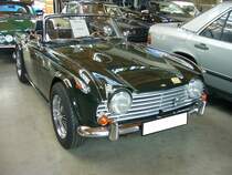 Triumph TR250, gebaut in den Jahren 1968 und 1969. Im Grunde ist der Triumph TR250 ein TR5, der durch Umrüstung auf zwei Vergaser auf die Abgasbestimmungen in den USA, dem wichtigsten Exportland für die Marke Triumph, eingestellt wurde. Der Sechszylinderreihenmotor hat einen Hubraum von 2498 cm³ und leistet 105 PS. Die Höchstgeschwindigkeit gab man bei Triumph mit 172 km/h an. Insgesamt wurden in den zwei Produktionsjahren knapp 8500 Fahrzeuge dieses Typs gebaut. Classic Remise Düsseldorf am 12.07.2022.