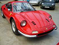 Dino 246GT, gebaut in den Jahren von 1969 bis 1973. Im Jahr 1966 gründete Enzo Ferrari die Marke Dino. Das unabhängige Unternehmen wurde, nach seinem im Alter von 24 Jahren verstorbenen Sohn Alfredino  Dino , benannt. 1969 erschien der harmonisch gezeichnete Dino 206 mit nur 2.0 Litern Hubraum. Nach nur ca. 100 verkauften Fahrzeugen wurde der V6-Motor auf einen Hubraum von 2418 cm³ aufgebohrt. Jetzt leistete der Wagen 195 PS und erreichte eine Höchstgeschwindigkeit von 230 km/h. Classic Remise Düsseldorf am 12.07.2022.