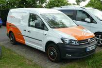 =VW Caddy von  simple medics , gesehen auf dem Parkplatzgelände der RettMobil 2022 in Fulda, 05-2022