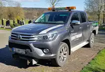 =Toyota Hilux vom Gartenbaubetrieb HARTMANN steht im April 2022 auf dem Friedhof in Lehnerz