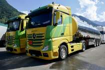 Zwei MB Actros Tanksattelschlepper von Thommen+Fuhrler am 26.6.22 beim Trucker Festival Imterlaken.