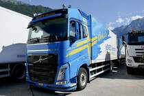 Ein Volvo Hängerzug von Hene's Fahrschule am 26.6.22 beim Trucker Festival Interlakem.