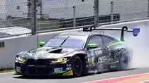 #10 BMW M4 GT3, Schubert Motorsport: Fahrer: Ben Green und Niklas Krütten, mit Reifenschaden am Samstags Rennen 1. ADAC GT Masters Weekend im Niederländischen Zandvoort am 25.6.2022