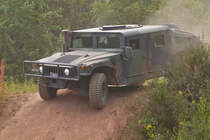 Hummer unterwegs auf der Geländeübungsstrecke wo man mitfahren durfte, am Tag der offenen Tür bei der luxemburgischen Armee. 10.07.2022 