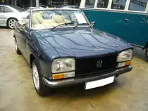 Peugeot 304S Cabriolet, produziert von 1970 bis 1975 im Werk Sochaux. Das 304 Cabriolet basierte auf der bereits im Jahr 1969 erschienen 304´er Limousine. Während die Limousine und das Break genannte Kombimodell, auch mit einem Dieselmotor geordert werden konnten, waren das Coupe und das Cabriolet nur mit einem Benzinmotor lieferbar. Dieser Vierzylinderreihenmotor mit einem Hubraum von 1288 cm³ leistet bis zum Modelljahr 1973 65 PS. Ab dem Modelljahr 1974 erhöhte sich die Leistung auf 75 PS. Von den insgesamt 9.500 produzierten 304S Cabriolets wurden ca. 1.800 Stück in Deutschland verkauft. Der Kaufpreis betrug in der Grundausstattung DM 10.400,00 inclusive eines serienmäßigen Hardtopdaches. Classic Remise Düsseldorf am 12.07.2022.