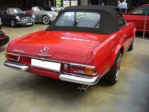 Heckansicht eines Mercedes Benz W113 280SL im Farbton signalrot aus dem Jahr 1971. Classic Remise Düsseldorf am 12.07.2022. 