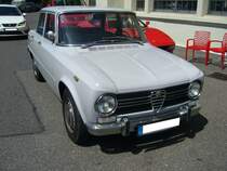 Alfa Romeo Giulia 1300 ti, gebaut in den Jahren von 1966 bis 1972. Mit der viertürigen Giulia hatte Alfa Romeo ab 1962 einen Verkaufsschlager gelandet. Es gab zum Verkaufsstart zwei Motorisierungen mit 1.3l und 1.6l Hubraum. Mit dem 1300 ti brachten die Mannen aus Milano ein sportliches Modell für den weniger betuchten Kunden auf den Markt. Der Vierzylinderreihenmotor mit doppelter Nockenwelle hat einen Hubraum von 1290 cm³ und leistet 82 PS. Besucherparkplatz der Düsseldorfer Classic Remise am 12.07.2022.