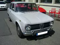 Alfa Romeo Giulia 1300 ti, gebaut in den Jahren von 1966 bis 1972. Mit der viertürigen Giulia hatte Alfa Romeo ab 1962 einen Verkaufsschlager gelandet. Es gab zum Verkaufsstart zwei Motorisierungen mit 1.3l und 1.6l Hubraum. Mit dem 1300 ti brachten die Mannen aus Milano ein sportliches Modell für den weniger betuchten Kunden auf den Markt. Der Vierzylinderreihenmotor mit doppelter Nockenwelle hat einen Hubraum von 1290 cm³ und leistet 82 PS. Besucherparkplatz der Düsseldorfer Classic Remise am 12.07.2022.