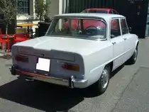 Heckansicht eines Alfa Romeo Giulia 1300 ti. Besucherparkplatz der Düsseldorfer Classic Remise am 12.07.2022.