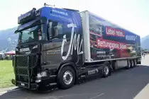 Ein Scania Sattelschlepper von Janina Martig Logistics am 26.6.22 beim Trucker Festival in Imterlaken.