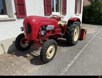 Porsche Standart Star am Strassenrand vor einem Haus bei der Haupstrasse abgestellt am 14.07.2022