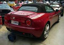 Heckansicht eines Alfa Romeo 8C Spider Competizione. Dieser Wagen ist Nummer 334 von 500 gebauten 8C Spider, wie er in den Jahren von 2008 bis 2010 gebaut wurde. Einen solchen Spider konnten man nicht einfach kaufen, man konnte sich als Interessent vormerken lassen und bei Alfa Romeo wurde dann geprüft, ob man denn einen bekommt. Der Basispreis eines solchen 8C Spider betrug € 211.285,00. Der V8-Motor hat einen Hubraum von 4691 cm³ und leistet 450,00 PS. Classic Remise Düsseldorf am 12.07.2022.