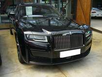 Rolls Royce Ghost Black Badge Shooting Star SWB. Der im Jahr 2009 vorgestellte  Ghost  ist im Grunde das Basismodell der Marke aus Crewe. Das Rolls Royce dem Ghost die Black Badge-Konfiguration angedeihen ließ, lag auf der Hand. 27 Prozent aller ausgelieferten Rolls Royce-Modelle als Black Badge Version bestellt. Für den schwarzen Exklusiv-Lack des Coupés werden 45 Kilo Farbe zerstäubt und in mehreren Schichten aufgetragen. Diesen Look garniert Rolls Royce mit 21-Zoll-Felgen aus Karbon und Aluminium. Karbon ziert auch den Innenraum des Ghost auf Lenkrad und Armaturenträger. Dazu gesellen sich Echtholz, Leder und abermals Aluminium, dass in Farbe und Ausgestaltung frei konfigurierbar ist. Der V12-Motor mit einem Hubraum von 6750 cm³ leistet 600 PS. Classic Remise Düsseldorf am 12.07.2022.