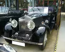 Rolls Royce 20/25 HP Drop Head Coupe aus dem Jahre 1932. Dieses D rop H ead C oupe mit einem Aufbau von Windowers coachworks/London wurde im Februar 1932 an eine gewisse Mrs. Martin in Sunningdale/Grafschaft Berkshire ausgeliefert. Das Drop Head Coupe mit zwei Positionen ermöglicht es durch seine Verdeckkonstruktion, entweder mit komplett geschlossenem Dach, nur mit der vorderen Sitzbank offen, oder komplett offen zu fahren. Der Sechszylinderreihenmotor hat einen Hubraum von 3669 cm³ und leistet ca. 75 PS. Classic Remise Düsseldorf am 12.07.2022.