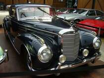 Mercedes Benz W188 II 300Sc Coupe. Mit der Baureihe W188 300S bezeichnete Mercedes Benz die Cabriolet- und Coupe Modelle der Baureihen W186 und W189, besser als  Adenauer-Benz  bekannt. Die Baureihe W188 kam im Sommer 1952 auf den Markt. Anfang 1956 stand dann die modernisierte Baureihe W188 II 300Sc im Verkaufsprospekt. Der Sechszylinderreihenmotor mit einem Hubraum von 2996 cm³ hatte durch eine Benzineinspritzung von Bosch nun 175 PS. Die Höchstgeschwindigkeit gaben die Schwaben mit 180 km/h an. Insgesamt verkaufte Mercedes Benz von diesem 300Sc Coupe während der gesamten Laufzeit nur 98 Fahrzeuge. Der Preis für ein solches Fahrzeug betrug mindestens DM 36.500,00. Wir erinnern uns, acht Jahre vorher, hatte jeder in unserer Republik mit DM 40,00 angefangen! Classic Remise Düsseldorf am 12.07.2022.