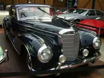 Mercedes Benz W188 II 300Sc Coupe. Mit der Baureihe W188 300S bezeichnete Mercedes Benz die Cabriolet- und Coupe Modelle der Baureihen W186 und W189, besser als  Adenauer-Benz  bekannt. Die Baureihe W188 kam im Sommer 1952 auf den Markt. Anfang 1956 stand dann die modernisierte Baureihe W188 II 300Sc im Verkaufsprospekt. Der Sechszylinderreihenmotor mit einem Hubraum von 2996 cm³ hatte durch eine Benzineinspritzung von Bosch nun 175 PS. Die Höchstgeschwindigkeit gaben die Schwaben mit 180 km/h an. Insgesamt verkaufte Mercedes Benz von diesem 300Sc Coupe während der gesamten Laufzeit nur 98 Fahrzeuge. Der Preis für ein solches Fahrzeug betrug mindestens DM 36.500,00. Wir erinnern uns, acht Jahre vorher, hatte jeder in unserer Republik mit DM 40,00 angefangen! Classic Remise Düsseldorf am 12.07.2022.