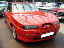 Autech Zagato Stelvio AZ1. Über seinen Werkstuner Autech knüpfte Nissan Kontakte zum Karosseriebauer Zagato/Milano. Gemeinsam entschied man sich zum Bau eines limitierten Sondermodells auf Basis des Nissan Leopard. Damit standen die technischen Daten von Anfang an fest. Unter der Motorhaube verrichtete ein V6-Biturbomotor mit einem Hubraum von 2960 cm³ und einer Leistung von 280 PS seinen Dienst. Die 280 PS-Marke war damals in Japan eine freiwillige Leistungsobergrenze für PKW, die von allen heimischen Herstellern akzeptiert wurde. Nach zwei Jahren Entwicklungszeit debütierte das fertige Auto als Autech Zagato Stelvio AZ1. Während auf der technischen Seite alles klar war, ist die Karosseriegestaltung von Zagato gewöhnungsbedürftig. Wirklich schön findet den Stelvio wohl niemand. Die Italiener integrierten die damals in Japan noch auf Höhe der Vorderräder vorgeschriebenen Außenspiegel in die Motorhaube und ließen dieser dafür zwei Ohren wachsen. Allerdings erhielt das Auto deutlich schmalere hintere Dachsäulen, die der Rundumsicht zugute kommen. Ein weiteres ungewöhnliches Detail sind die Räder, die fast vollständig geschlossen sind. Im Dach ist leicht die typische Double-Bubble-Form von Zagato angedeutet. Mit einem Verkaufspreis von 18 Millionen Yen geriet der außergewöhnliche Autech Zagato Stelvio AZ1 so teuer, dass er sogar den Mittelmotorsportwagen Honda NSX überbot. Ursprünglich hatten Nissan und Zagato die Produktion von 203 Exemplaren vereinbart, drei davon Prototypen. Allerdings stiegen die Kosten im Laufe der Entwicklung deutlich über den veranschlagten Betrag, während die Nachfrage zurückhaltend blieb. So beendete man die Fertigung bereits nach 104 Fahrzeugen. Classic Remise Düsseldorf am 12.07.2022.
