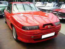 Autech Zagato Stelvio AZ1. Über seinen Werkstuner Autech knüpfte Nissan Kontakte zum Karosseriebauer Zagato/Milano. Gemeinsam entschied man sich zum Bau eines limitierten Sondermodells auf Basis des Nissan Leopard. Damit standen die technischen Daten von Anfang an fest. Unter der Motorhaube verrichtete ein V6-Biturbomotor mit einem Hubraum von 2960 cm³ und einer Leistung von 280 PS seinen Dienst. Die 280 PS-Marke war damals in Japan eine freiwillige Leistungsobergrenze für PKW, die von allen heimischen Herstellern akzeptiert wurde. Nach zwei Jahren Entwicklungszeit debütierte das fertige Auto als Autech Zagato Stelvio AZ1. Während auf der technischen Seite alles klar war, ist die Karosseriegestaltung von Zagato gewöhnungsbedürftig. Wirklich schön findet den Stelvio wohl niemand. Die Italiener integrierten die damals in Japan noch auf Höhe der Vorderräder vorgeschriebenen Außenspiegel in die Motorhaube und ließen dieser dafür zwei Ohren wachsen. Allerdings erhielt das Auto deutlich schmalere hintere Dachsäulen, die der Rundumsicht zugute kommen. Ein weiteres ungewöhnliches Detail sind die Räder, die fast vollständig geschlossen sind. Im Dach ist leicht die typische Double-Bubble-Form von Zagato angedeutet. Mit einem Verkaufspreis von 18 Millionen Yen geriet der außergewöhnliche Autech Zagato Stelvio AZ1 so teuer, dass er sogar den Mittelmotorsportwagen Honda NSX überbot. Ursprünglich hatten Nissan und Zagato die Produktion von 203 Exemplaren vereinbart, drei davon Prototypen. Allerdings stiegen die Kosten im Laufe der Entwicklung deutlich über den veranschlagten Betrag, während die Nachfrage zurückhaltend blieb. So beendete man die Fertigung bereits nach 104 Fahrzeugen. Classic Remise Düsseldorf am 12.07.2022.
