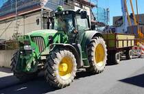 =John Deere 7530 steht im Mai 2022 auf einer Baustelle in Petersberg-Marbach