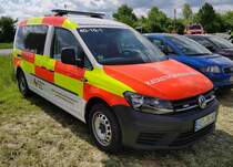 =VW Caddy vom DRK KV AMMERLAND, steht auf dem Parkplatzgelände der RettMobil 2022 in Fulda, 05-2022