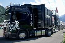 Scania Sattelschlepper der Büetzer Buebe von Planzer am 26.6.22 beim Trucker Festival in Imterlaken.