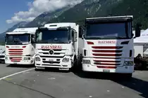 Zwei Scania und eine MB Actros Pritsche von Rugenbräu am 26.6.22 beim Trucker Festival Interlaken.