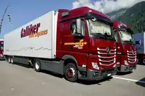 Ein MB Actros Sattelschlepper und ein Autotransporter von Galliker am 26.6.22 beim Trucker Festival in Interlaken.
